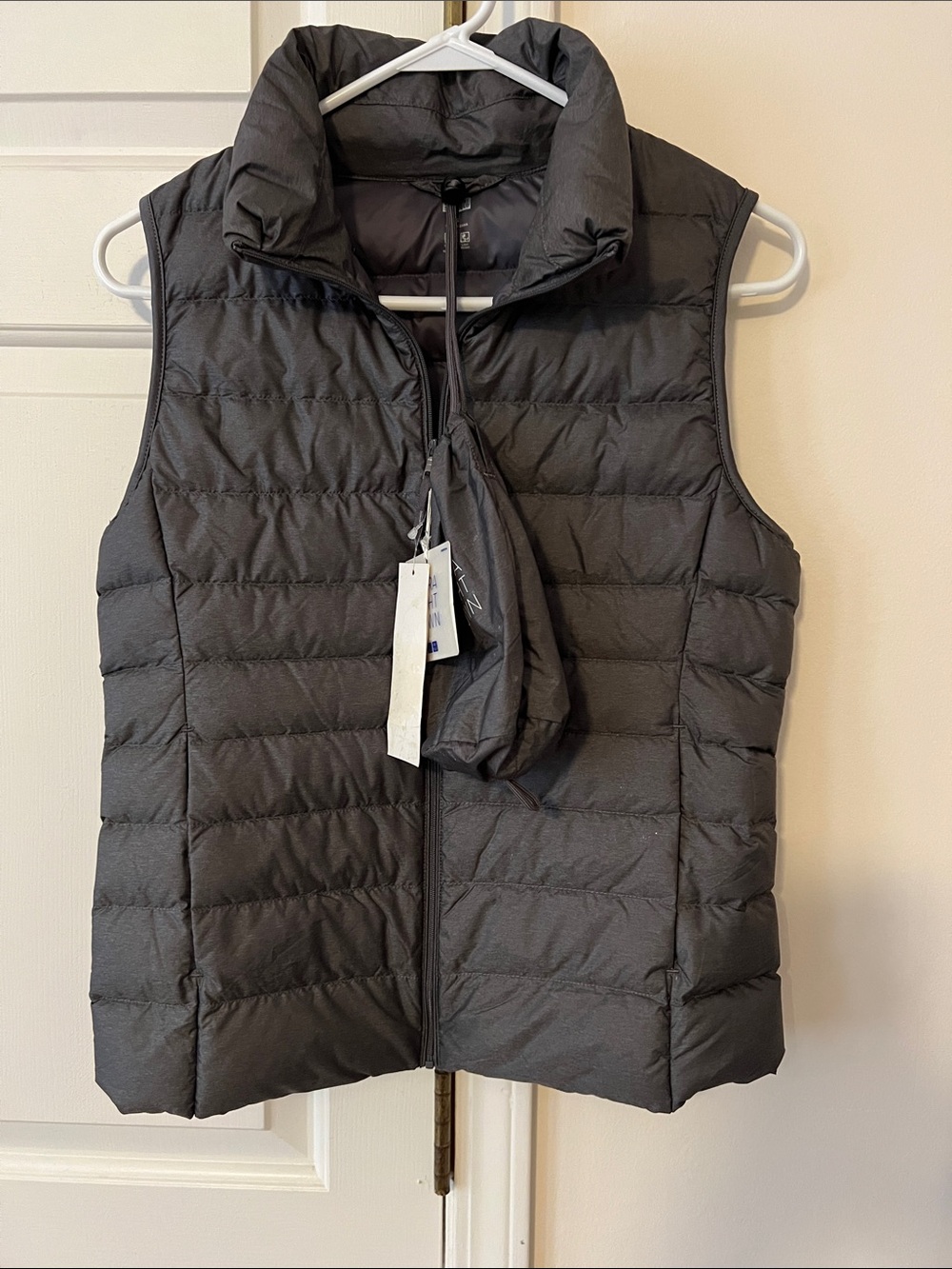 NWT Uni Qlo ultra light down vest size S